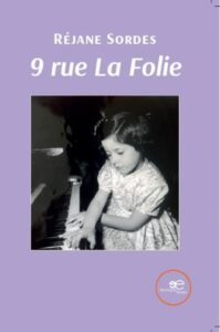 Couverture violette avec photo fillette noir et blanc